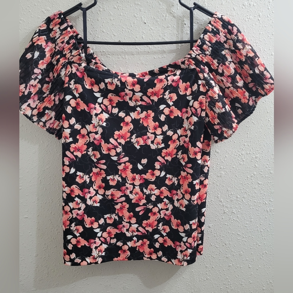 White House Black Market off shoulder Floral Top in Sz Small